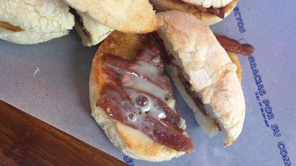 Los montaditos de anchoas y leche condensada.