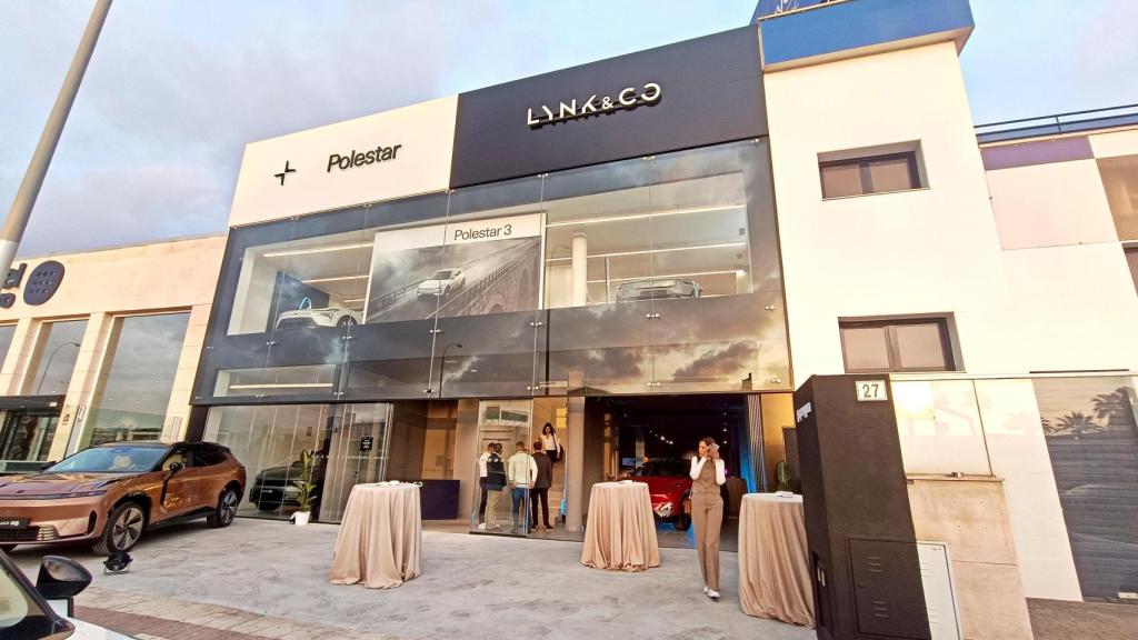 Exterior del nuevo concesionario de Grupo Vypsa en Málaga.