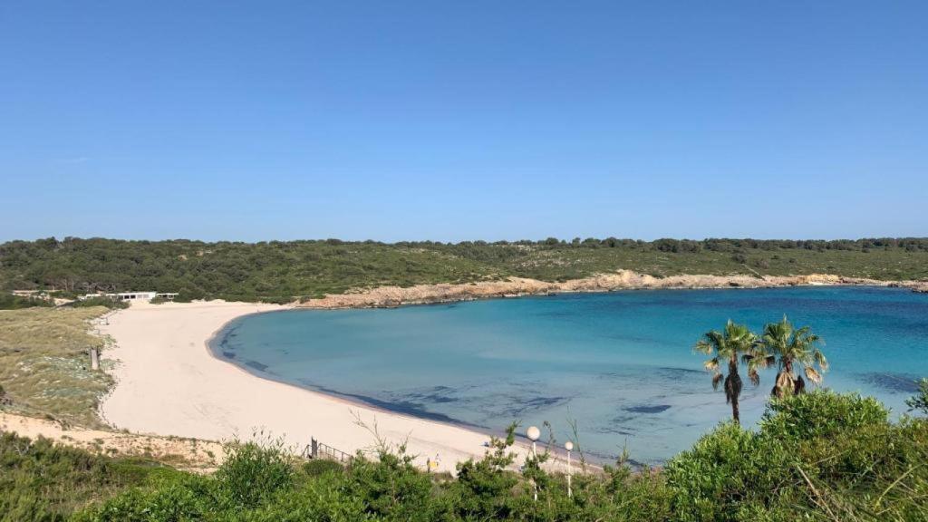 Playa de Son Parc, situada cerca de la casa de Laura Escanes en Menorca.
