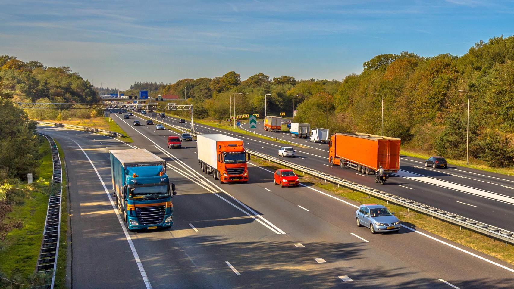 Camiones circulando por una autopista en Países Bajos.