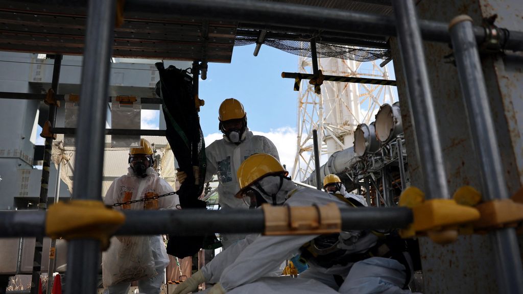 Operarios decomisan material de la planta de Fukushima Daiichi.