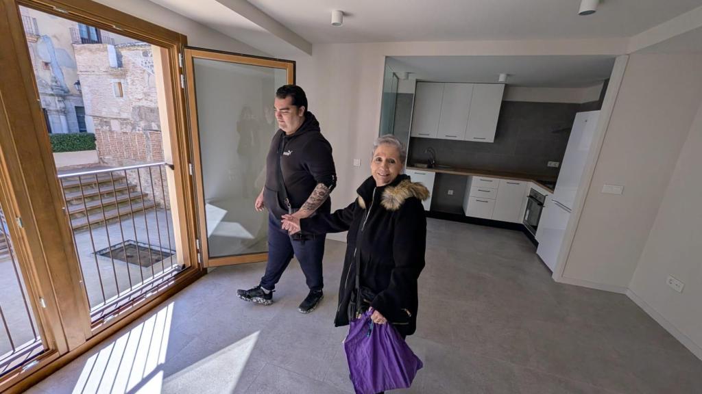 Josefa, de 69 años y vecina del Polígono, nos muestra su nueva vivienda en pleno corazón del Casco Histórico de Toledo.