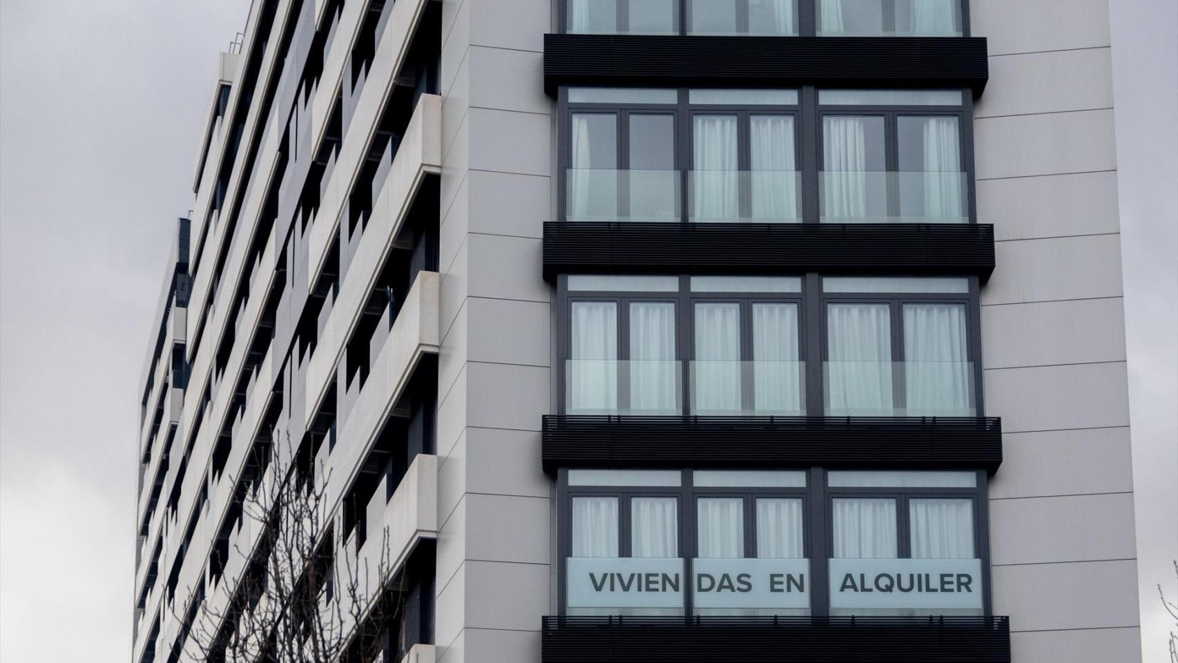 Anuncio de viviendas en alquiler, en el barrio de Castellana en Madrid