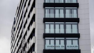 Anuncio de viviendas en alquiler, en el barrio de Castellana en Madrid