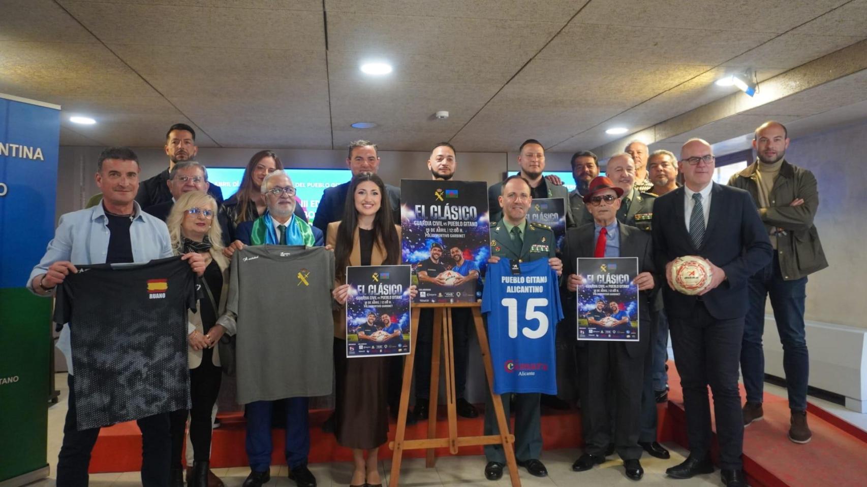 Foto de familia entre miembros de la Guardia Civil de Alicante y de la Federación Alicantina del Pueblo Gitano (FAPG) con el vicealcalde de Alicante, Manuel Villar, y la Bellea del Foc, Adriana Vico.