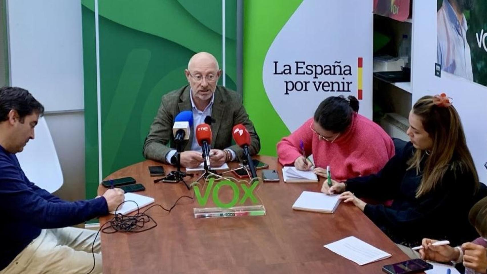 El procurador de Vox Iñaki Sicilia durante su rueda de prensa de este martes en Burgos