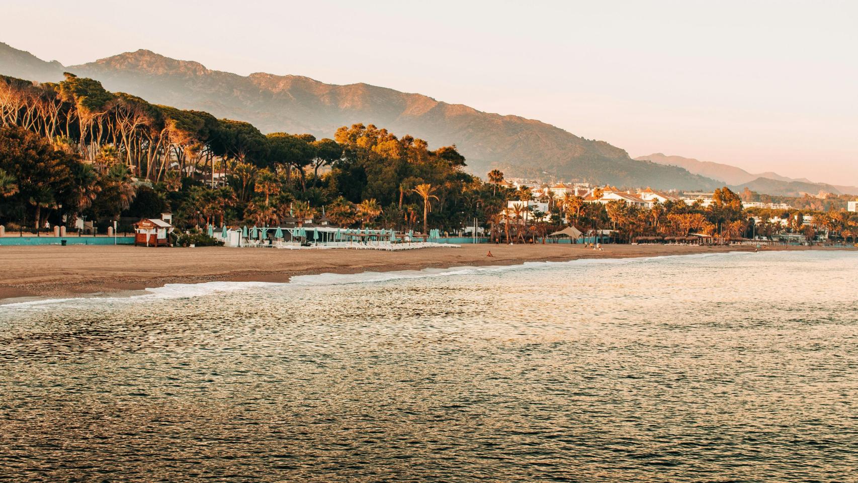 Un 'beach club' en Marbella al atardecer.