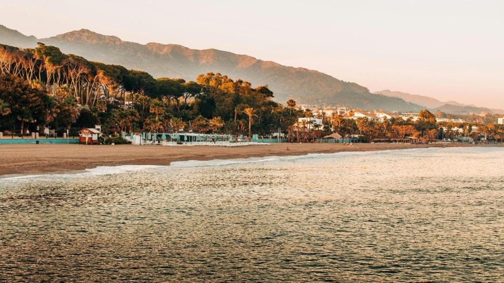 Un 'beach club' en Marbella al atardecer.