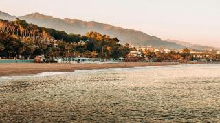 Un 'beach club' en Marbella al atardecer.