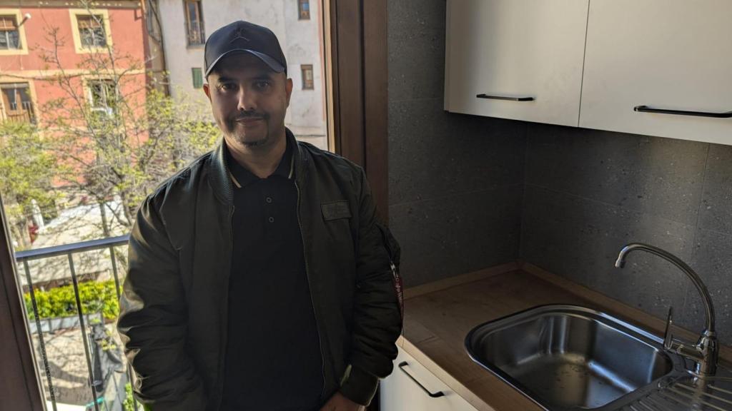 Boubekeur Chabane posa en su nueva cocina, con vistas al emblemático y toledano bar Ludeña.