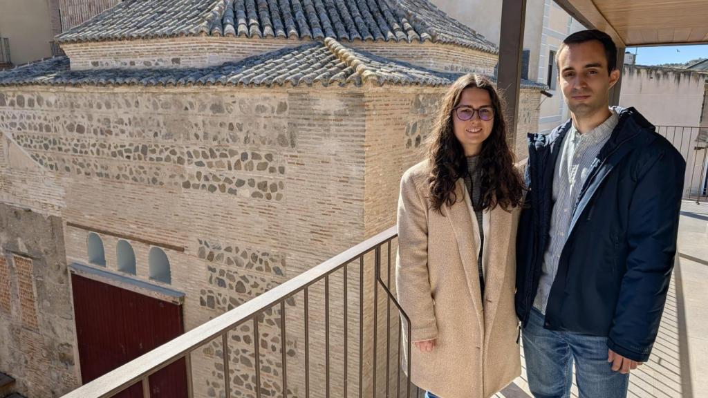 Giovanna y Javier en una de las partes de su impresionante terraza con vistas al Salón Rico (en la imagen) la Catedral y el Rojas.