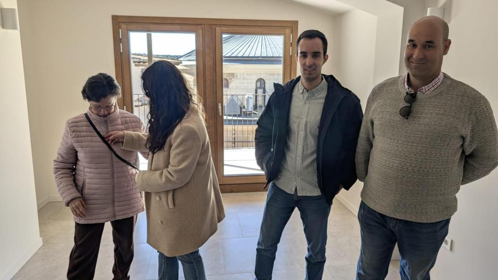 La familia de esta joven pareja ha visitado el nuevo hogar de los afortunados.