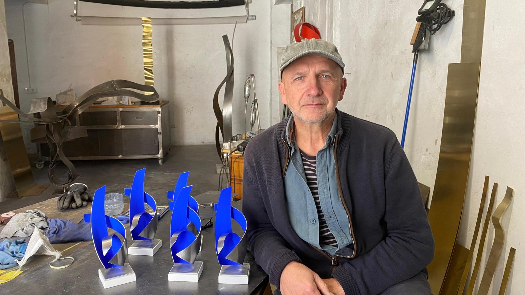 Rafael Amorós, escultor, junto al premio diseñado para este diario. EE