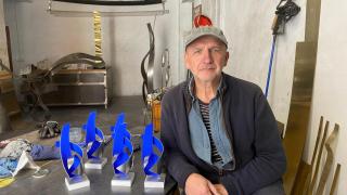 Rafael Amorós, escultor, junto al premio diseñado para este diario. EE