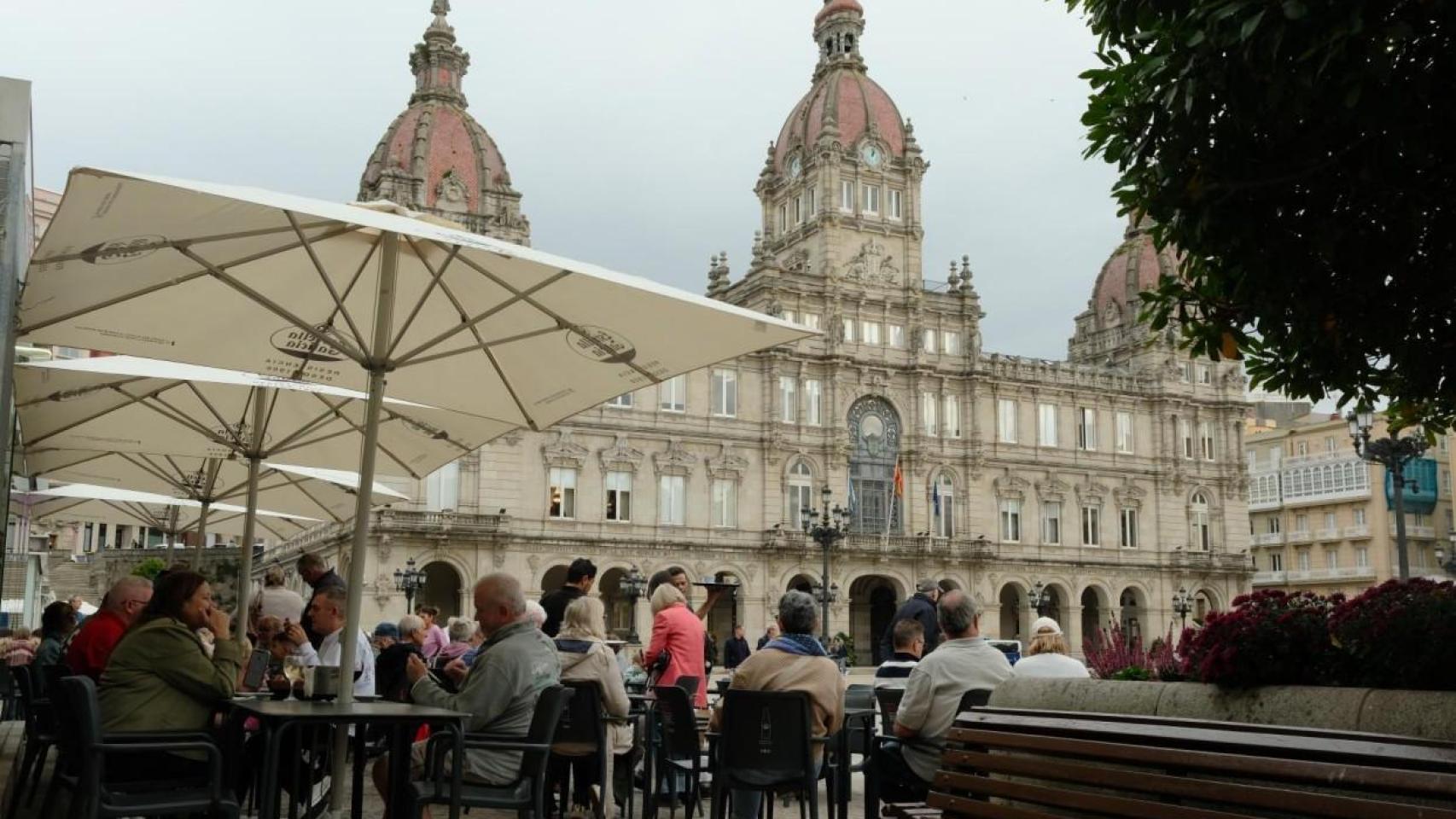 Terrazas de hostelería en la plaza de María Pita en A Coruña.