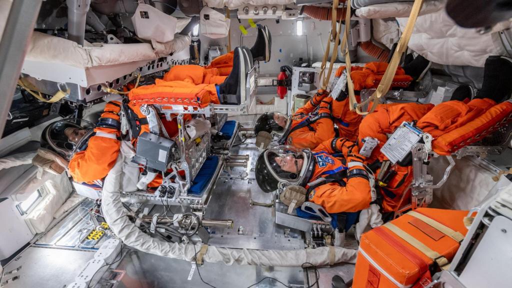 Práctica de la tripulación en el interior de la cápsula Orion.