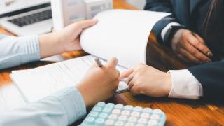 Firma de un contrato de alquiler