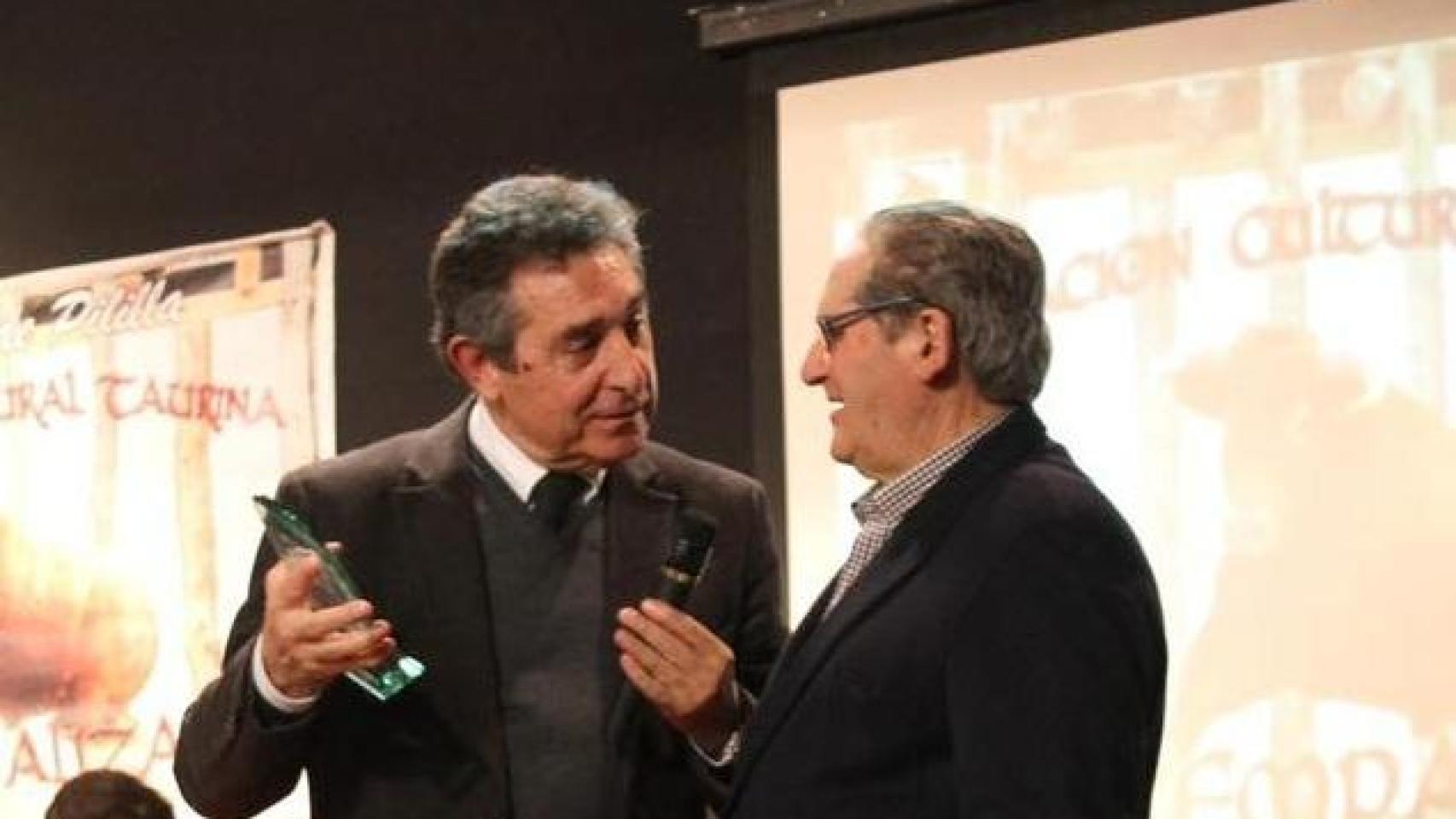 El ganadero vallisoletano Trifino Vegas (a la derecha) recibe un premio de manos de Fernández Román, también de Matapozuelos en una foto de archivo