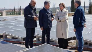 Visita de Natalia Chueca a las placas fotovoltaicas en los depósitos de agua de Valdespartera