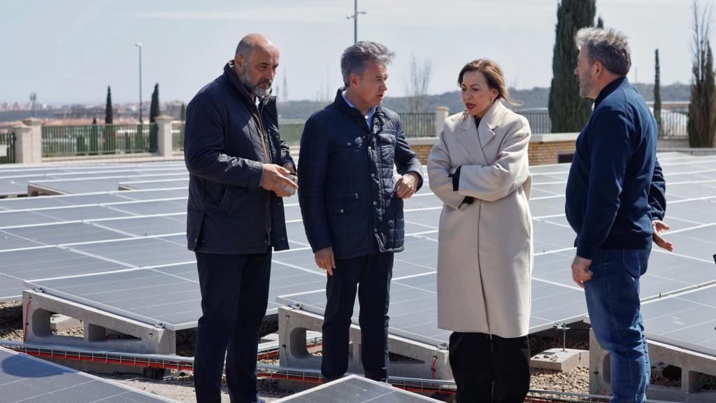 Visita de Natalia Chueca a las placas fotovoltaicas en los depósitos de agua de Valdespartera