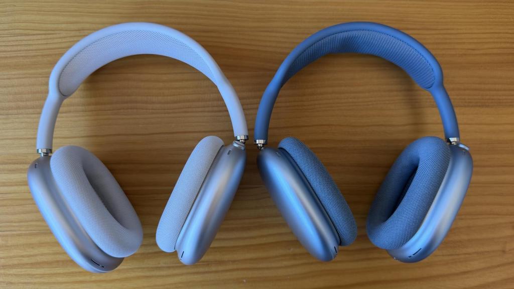 AirPods Max 2 (izq) junto a los AirPods Max (der).
