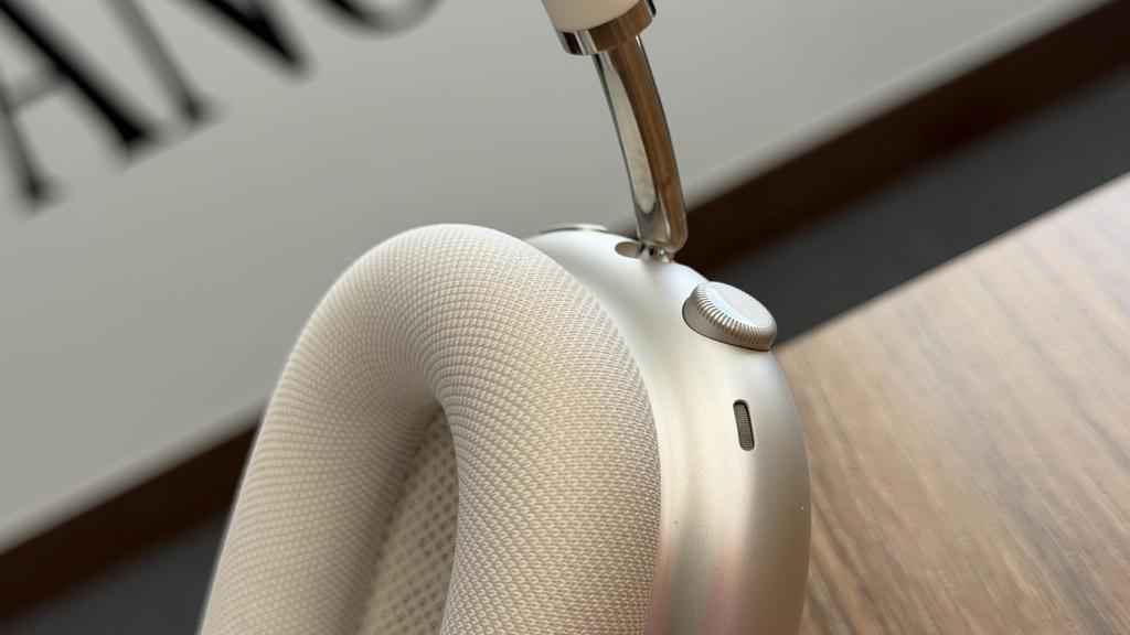 Detalle de los AirPods Max 2 de Apple.