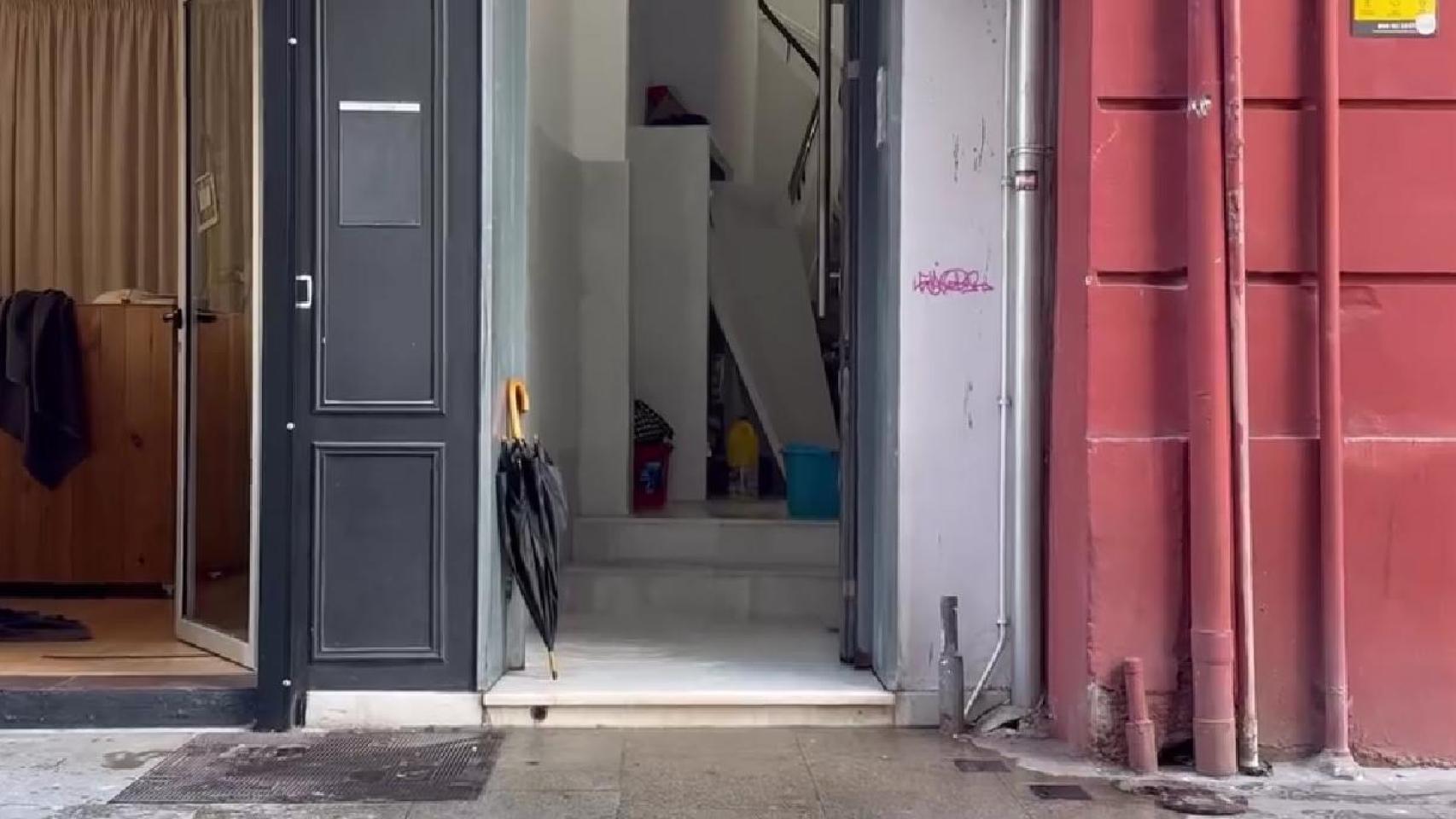 Salida de agua en el interior del portal tras la rotura de una tubería en la calle Orzán