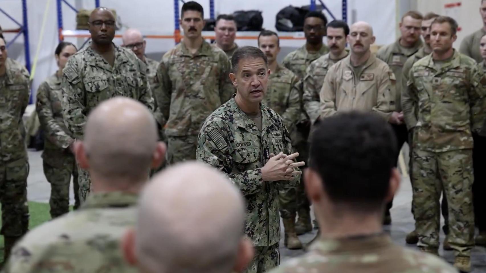 El jefe del Mando Central (CENTCOM), almirante Brad Cooper, vista a los militares desplegados en la operación Furia Épica