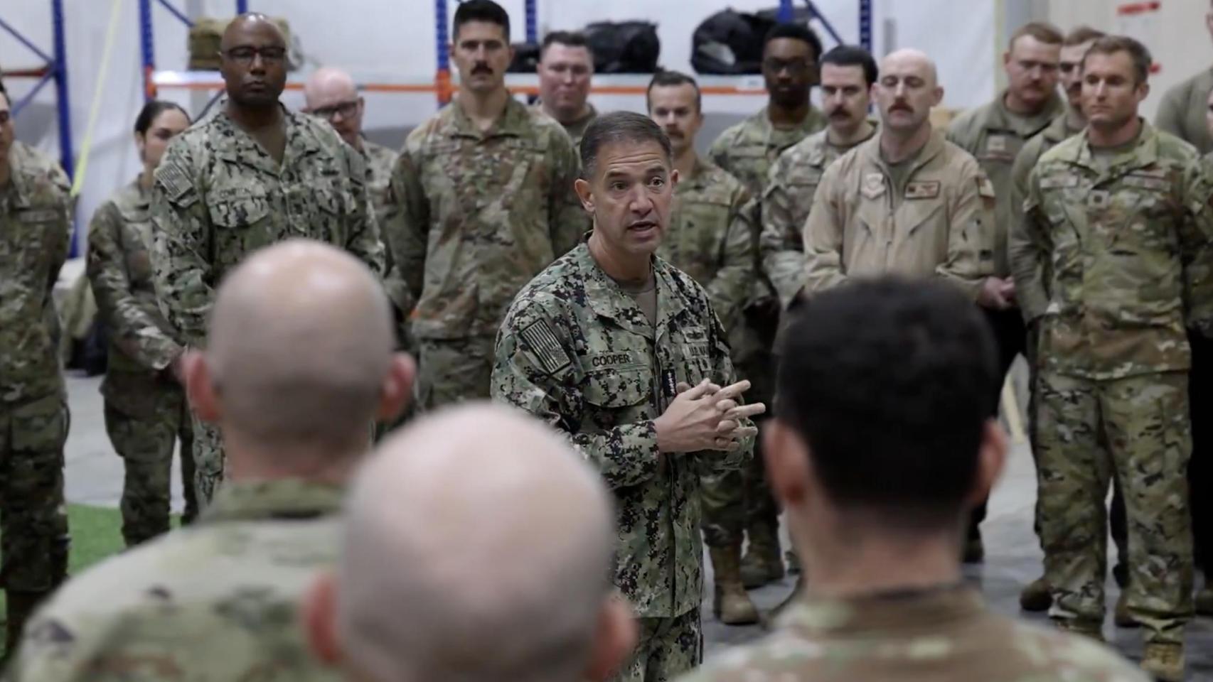 El jefe del Mando Central (CENTCOM), almirante Brad Cooper, vista a los militares desplegados en la operación Furia Épica