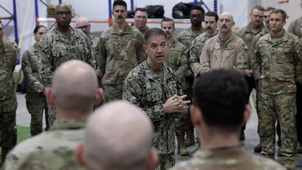 El jefe del Mando Central (CENTCOM), almirante Brad Cooper, vista a los militares desplegados en la operación Furia Épica