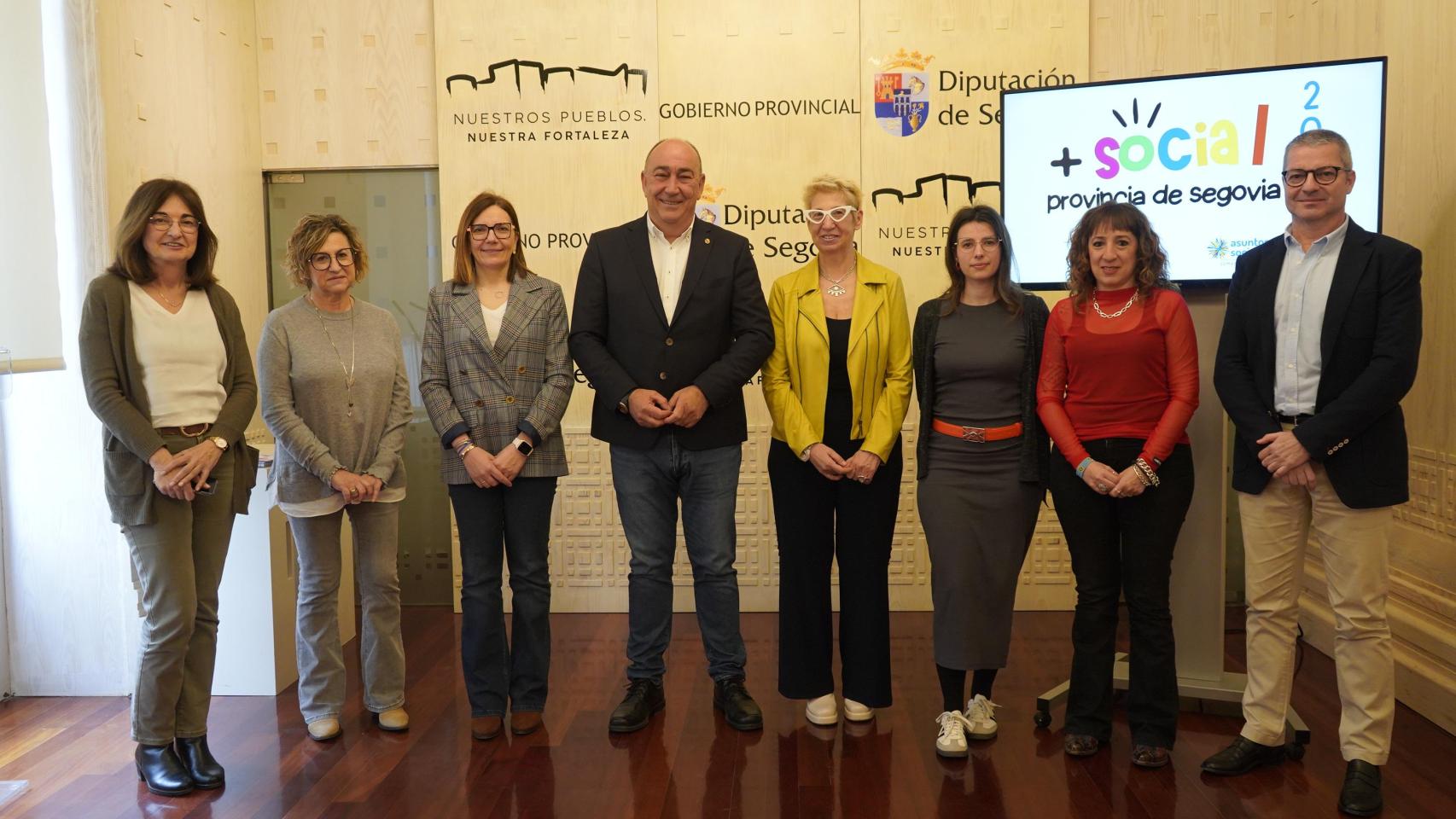 Foto de familia tras la presentación de los resultados en el ámbito social de la Diputación de Segovia.