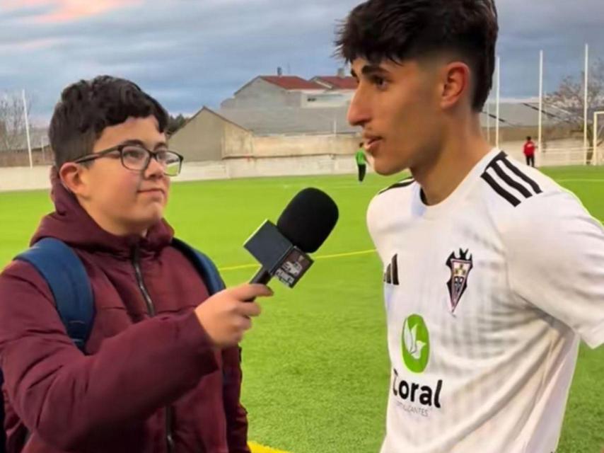 Pedro entrevistando a un futbolista del Albacete.