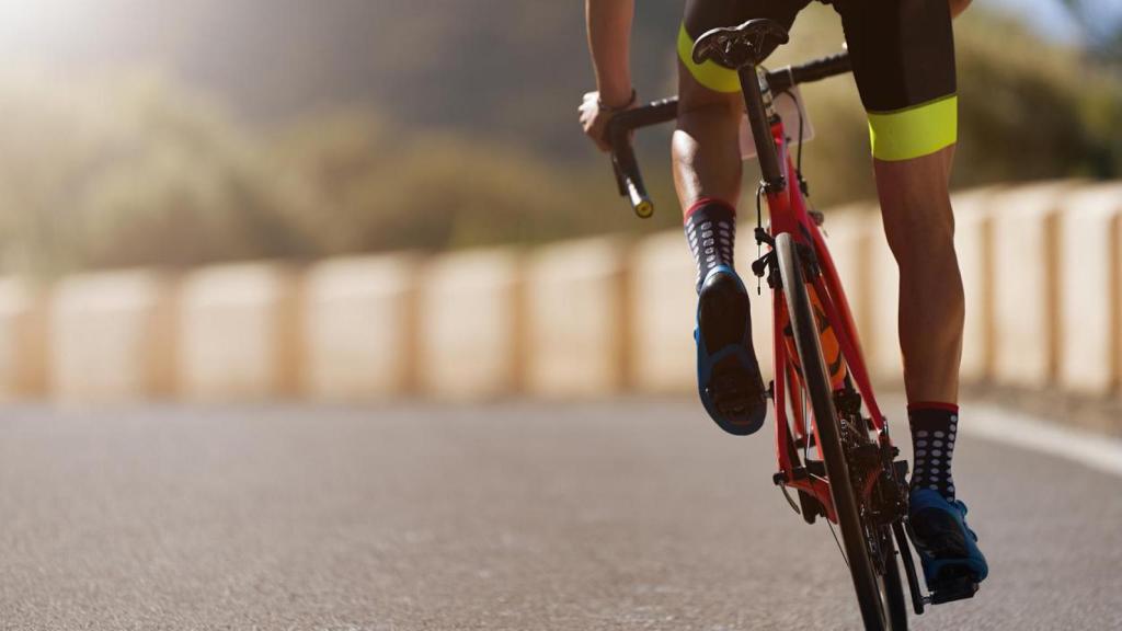 Ciclista en una ruta por carretera.