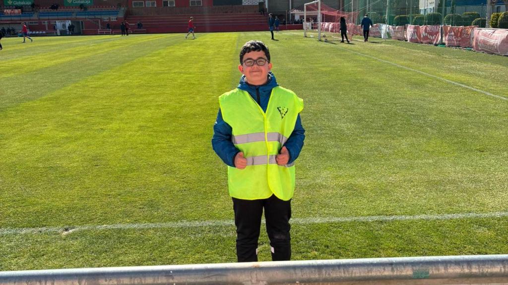 Pedro en una de sus visitas a los estadios del fútbol modesto de Castilla-La Mancha.
