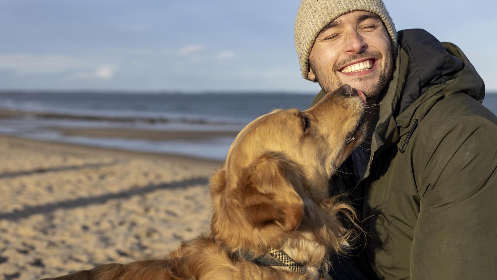 Un hombre con un golden retriever