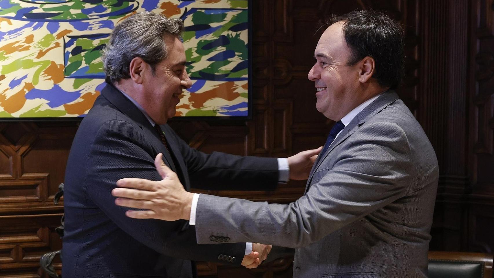 José María Llanos (Vox) y el president de la Generalitat, Juanfran Pérez Llorca. Rober Solsona / EP