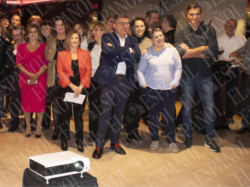 Pedro Sánchez (a la derecha de la imagen), junto a otros invitados al 60º cumpleaños de Ábalos, viendo la proyección del vídeo de homenaje al entonces ministro.
