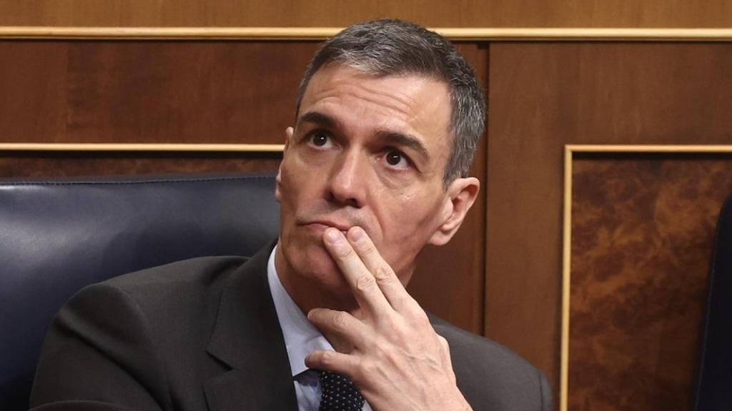 El presidente del Gobierno, Pedro Sánchez, y la exvicepresidenta primera y ministra de Hacienda, María Jesús Montero, durante una sesión plenaria
