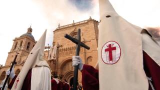 Nazarenos frente a la Catedral de Ciudad Rodrigo.