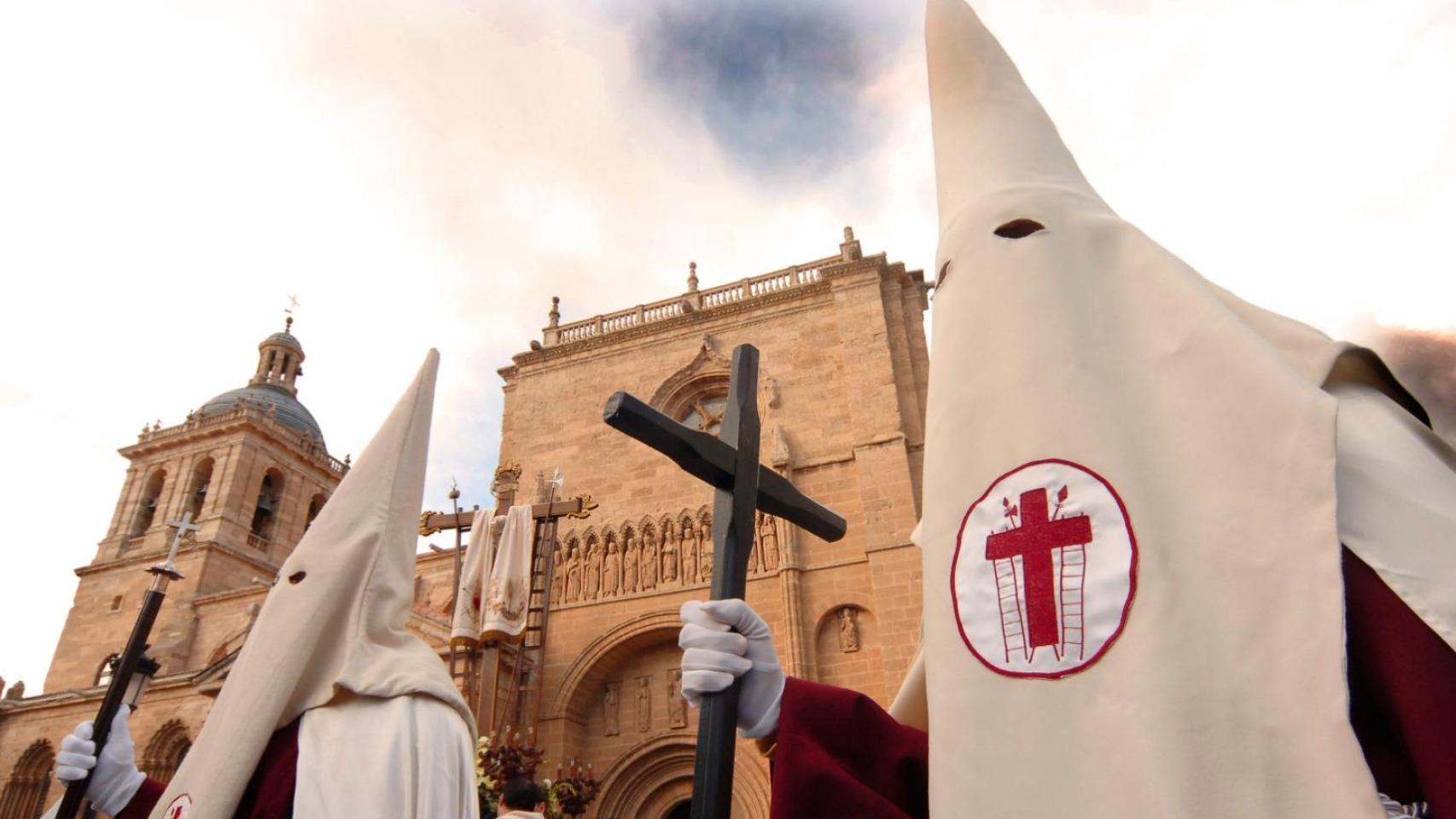 Nazarenos en la Catedral de Ciudad Rodrigo.
