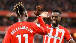 Los hermanos Williams se saludan durante un partido.