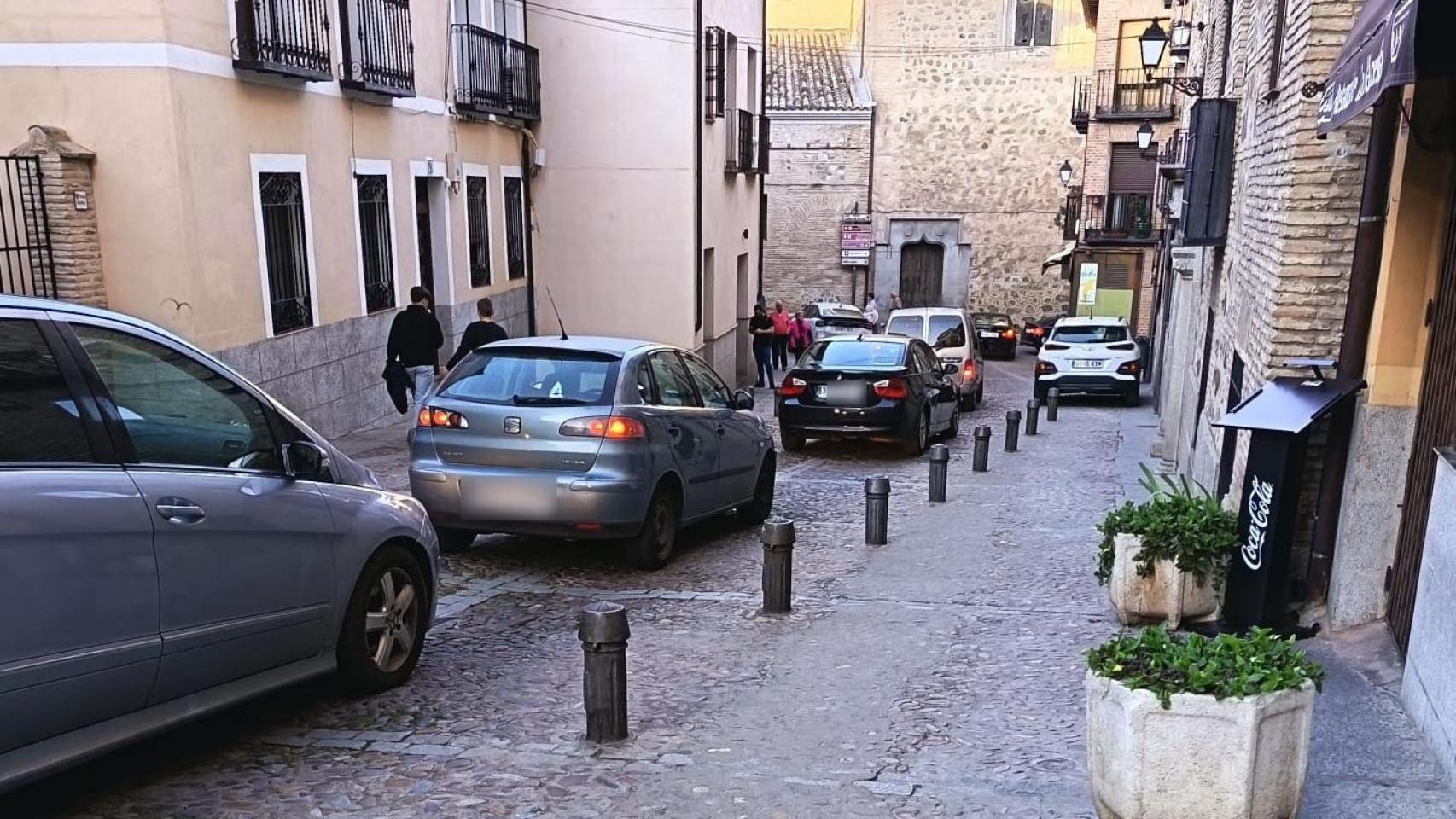 Imagen de colas de vehículos en las inmediaciones del Taller del Moro, cerca del Ayuntamiento, en el Lunes Santo.