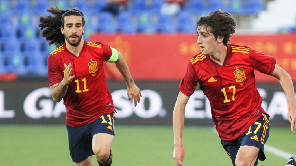 Cucurella y Bryan Gil jugando el amistoso contra Lituania.