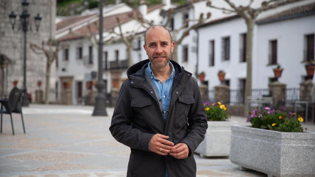 El alcalde de Grazalema, Carlos Javier García, posa en una de las plazas del pueblo.