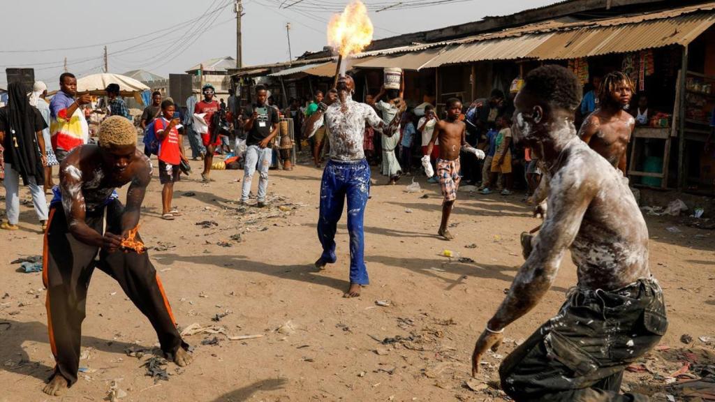 Bailarines actúan durante una fiesta anual en un barrio marginal de Oworonshoki, Lagos, Nigeria.