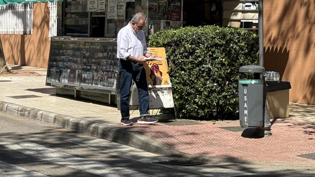 Una persona junto a un quiosco en Málaga capital.