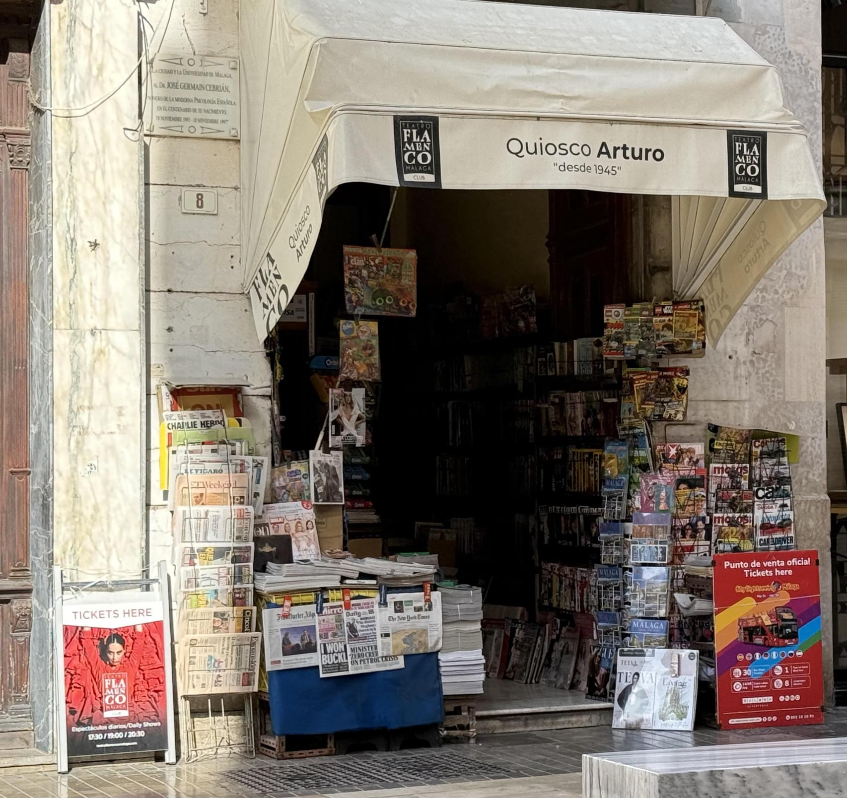 El quiosco Arturo sobrevive gracias a estar en la calle Larios.