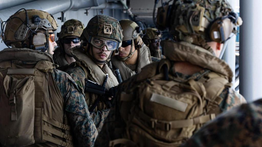 El 27 de marzo, marineros e infantes de marina estadounidenses a bordo del USS Tripoli (LHA 7) llegaron al área de responsabilidad del Comando Central de los Estados Unidos.