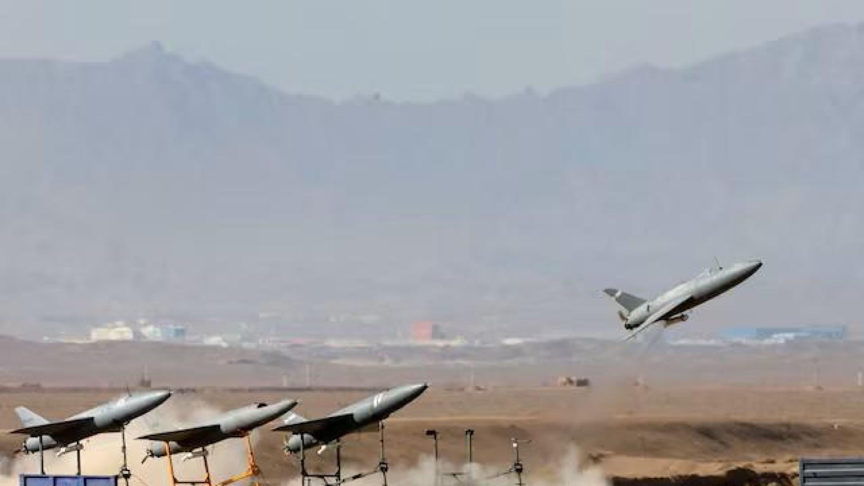 Un dron militar despega durante unas maniobras realizadas por el ejército iraní.