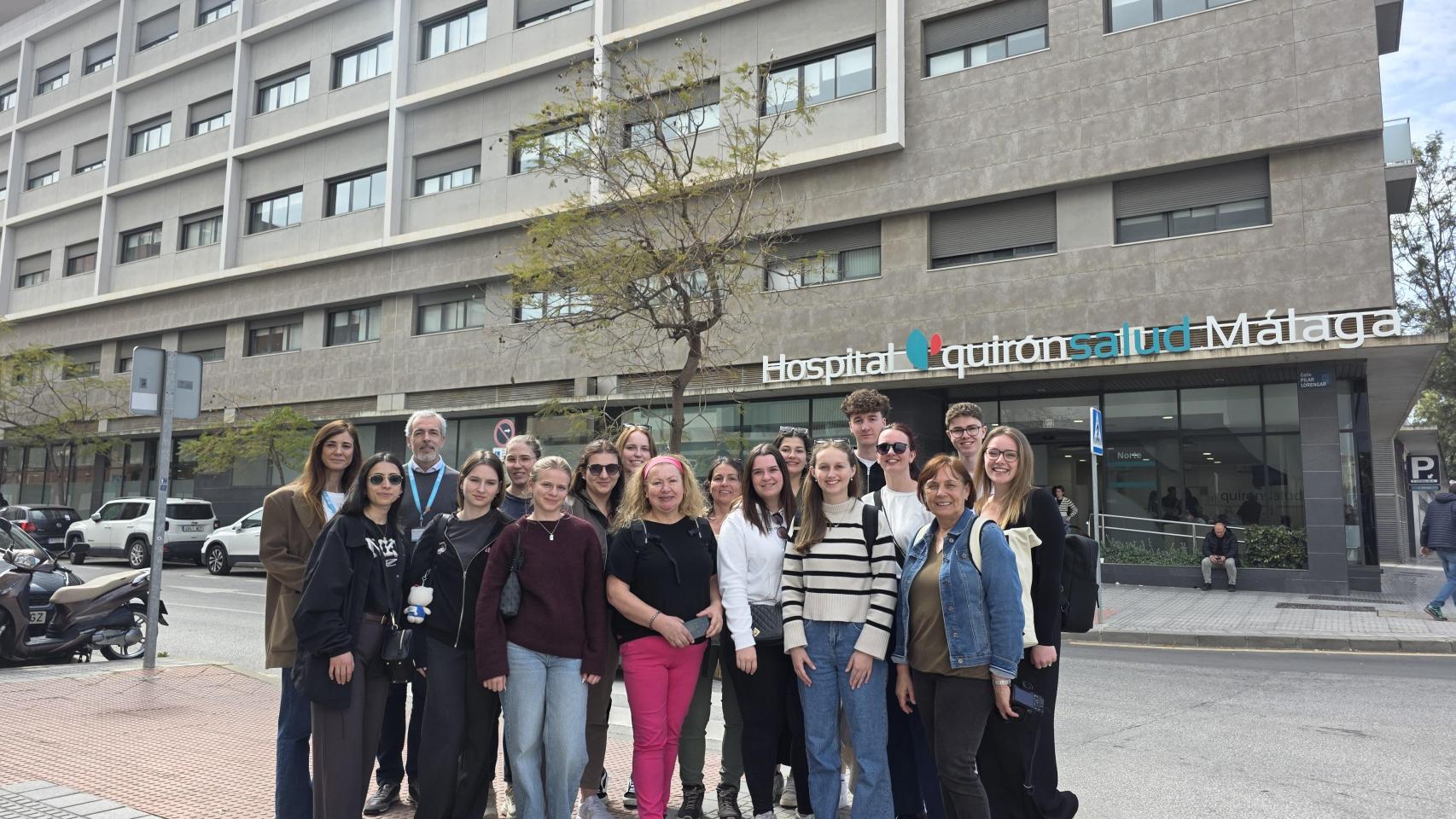 El alumnado en la puerta del hospital.